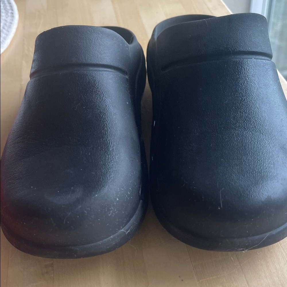 OOFOS Classic Black Clogs